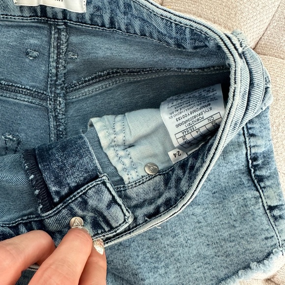 GUESS ACID WASH JEAN SHORT SHORTS - Picture 3 of 4